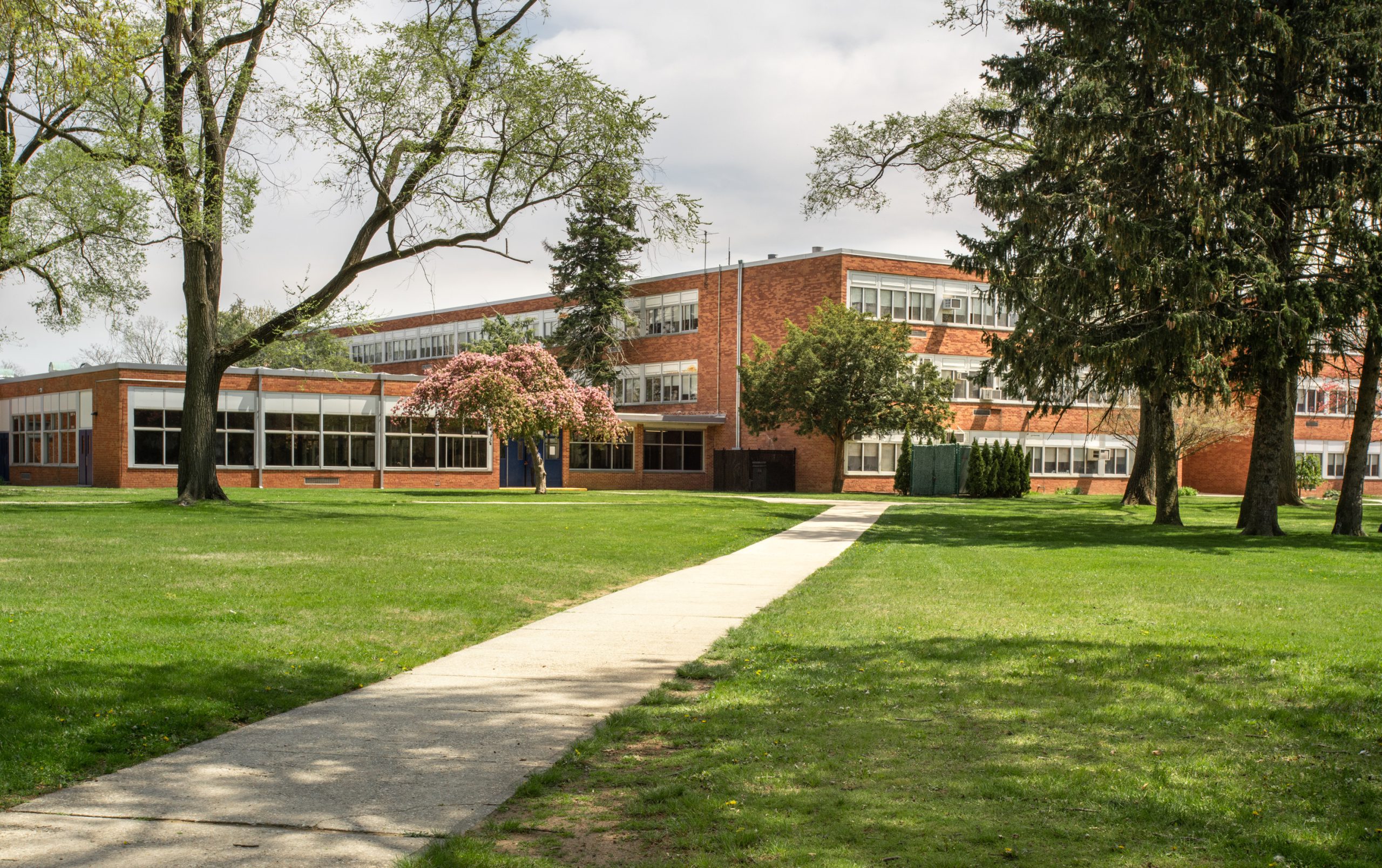 Exterior,view,of,a,typical,american,school